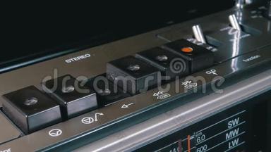 在磁带录音机上<strong>按动</strong>播放、停止、记录、下、回按钮